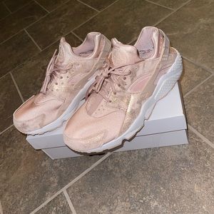 Women’s nike huarache peach with glitter size 10 only been wore once.